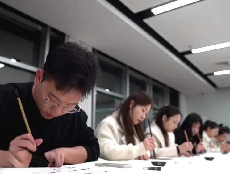 白天上班、晚上学艺，这届年轻人在夜校“重启人生”