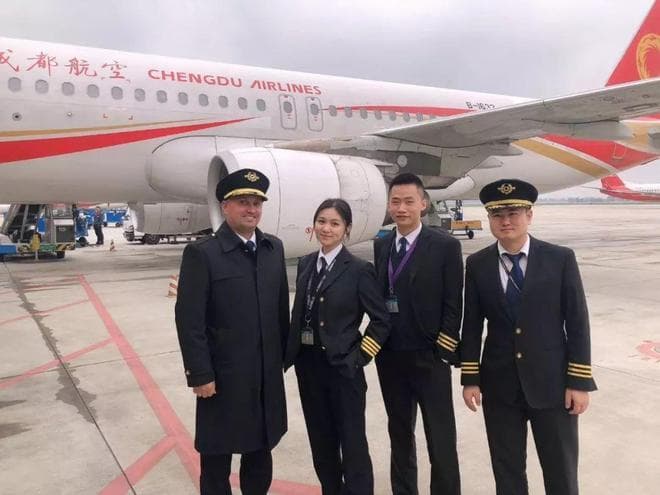 中国最年轻女机长伍倩玉：从两岁接触飞行到26岁执掌驾驶舱