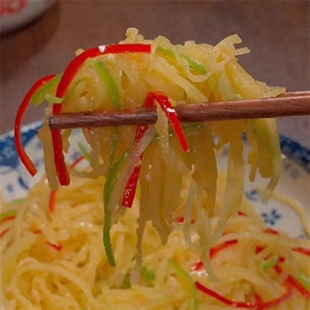 土豆丝炒几分钟能熟？厨房秘籍教你轻松掌握火候技巧！