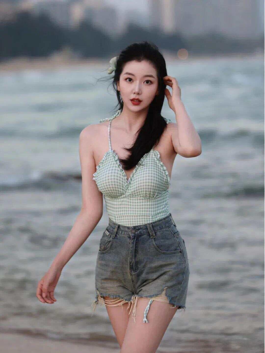 海边拍照姿势指南：9个简单动作让你轻松出片