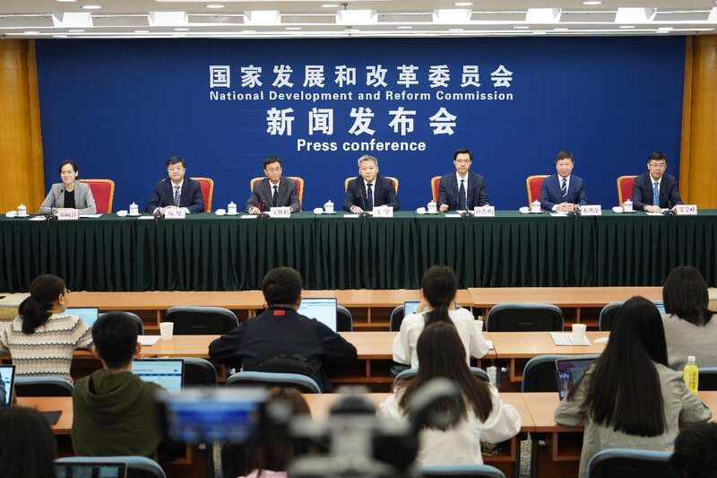 国家发展改革委：购买新能源车可以补贴2万元 购买燃油车可以补贴1.5万元