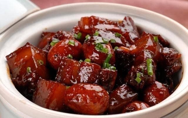 一口穿越千年：传统美食的文化传承与现代演绎