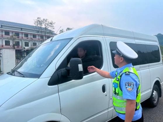 乘坐"黑车"隐患重重，六盘水查获一非法营运车辆