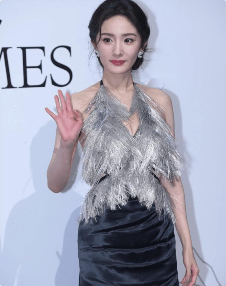 杨幂的时尚秘诀：如何用包包颜色提升整体造型