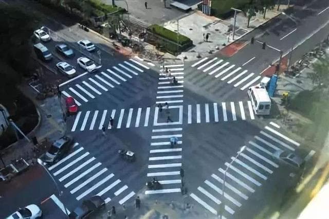 十字路口多盲区，几个实用性驾驶技巧，帮你安全通过！
