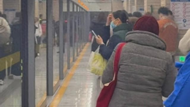 上海地铁13号线列车故障致乘客疏散，现场有烟雾飘散