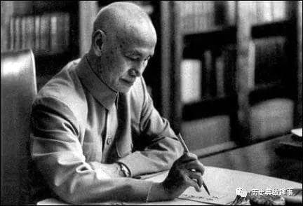 揭秘，49年全国解放后，蒋介石如何躲过封锁逃出去？