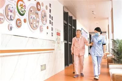 从智能监测到护理机器人：中国智慧养老产业蓬勃发展