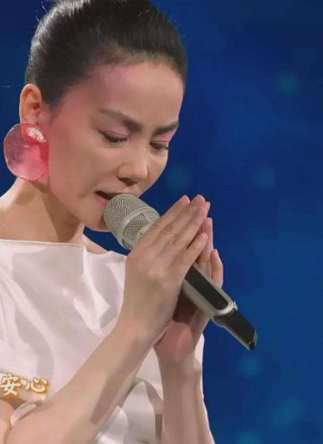王菲：从“只爱陌生人”到“世界赠我”，唱尽青春爱情与家国大爱