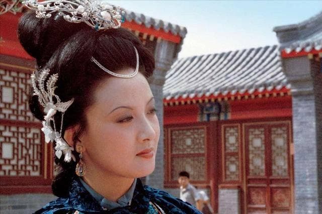 红楼梦：贾珠和贾琏，谁是贾母和荣国府的嫡长孙，谁的地位更高？