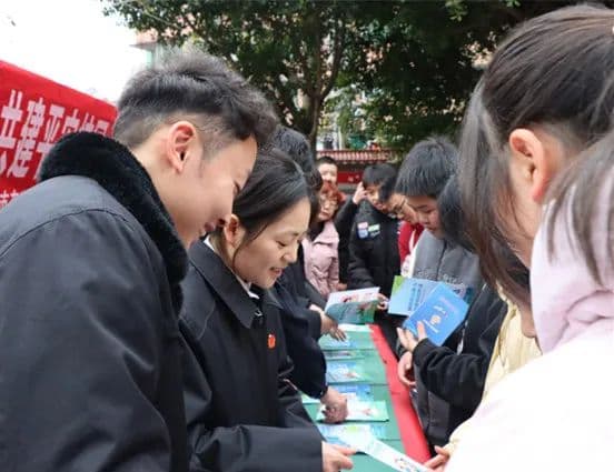 送法进校园 护航青春助成长