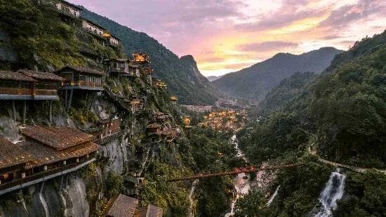 从废弃矿区到仙侠小镇：江西上饶望仙谷的生态转型之路