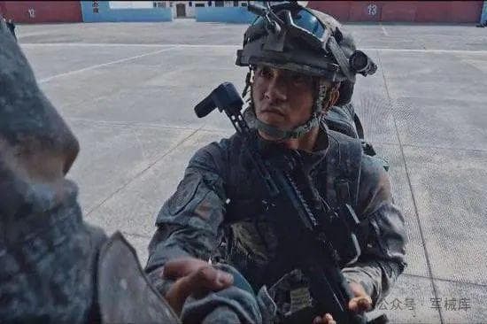 央视曝光蛟龙突击队！换装了新型冲锋枪，配全息镜颜值爆表