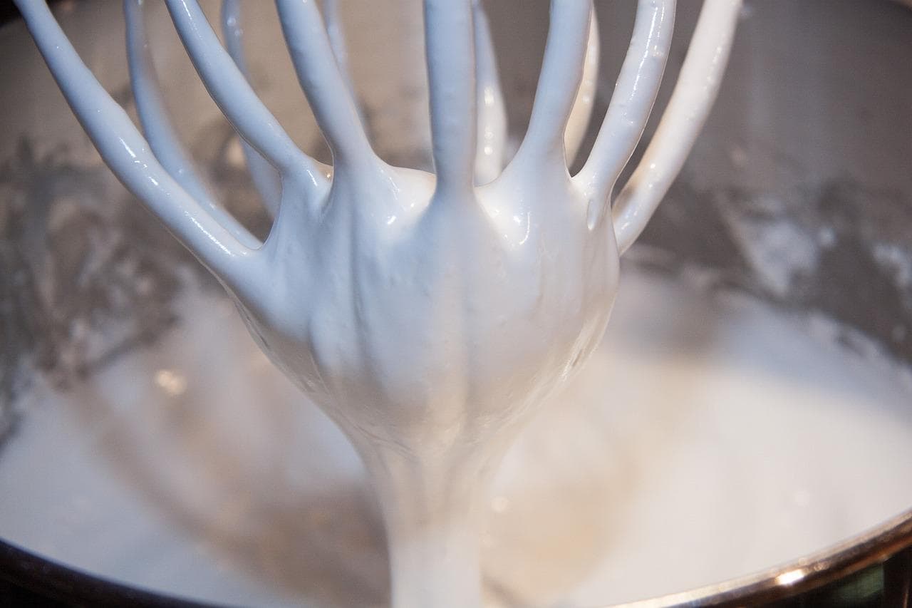 探究蛋白打发的奥秘：如何制作完美蛋糕