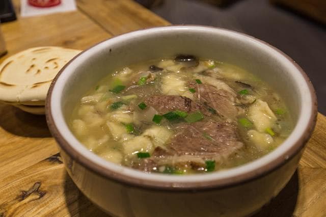 回族特色美食与饮食文化：从撒子到羊肉泡馍