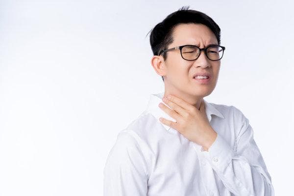 喉咙到胸口火辣辣烧灼的原因