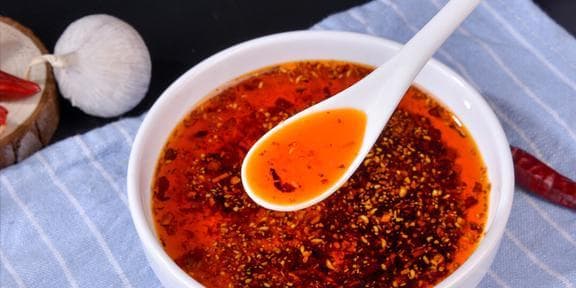 油泼辣子，直接泼油是大忌，多加一步，不糊不苦，色泽红亮还入味