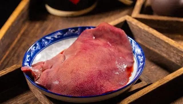 猪肝别再炒着吃了，放锅里蒸一蒸，鲜嫩又入味不腥也不柴，太香了