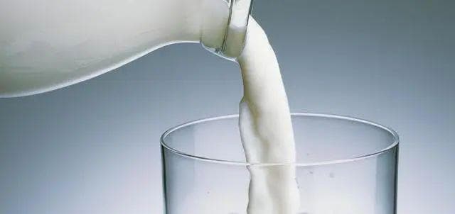 喝牛奶后腹泻腹胀？可能是乳糖不耐受，试试这些解决方案