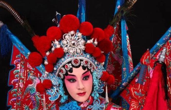 戏剧中穆桂英等女将上阵，背插的几面旗，除了好看究竟有啥作用？