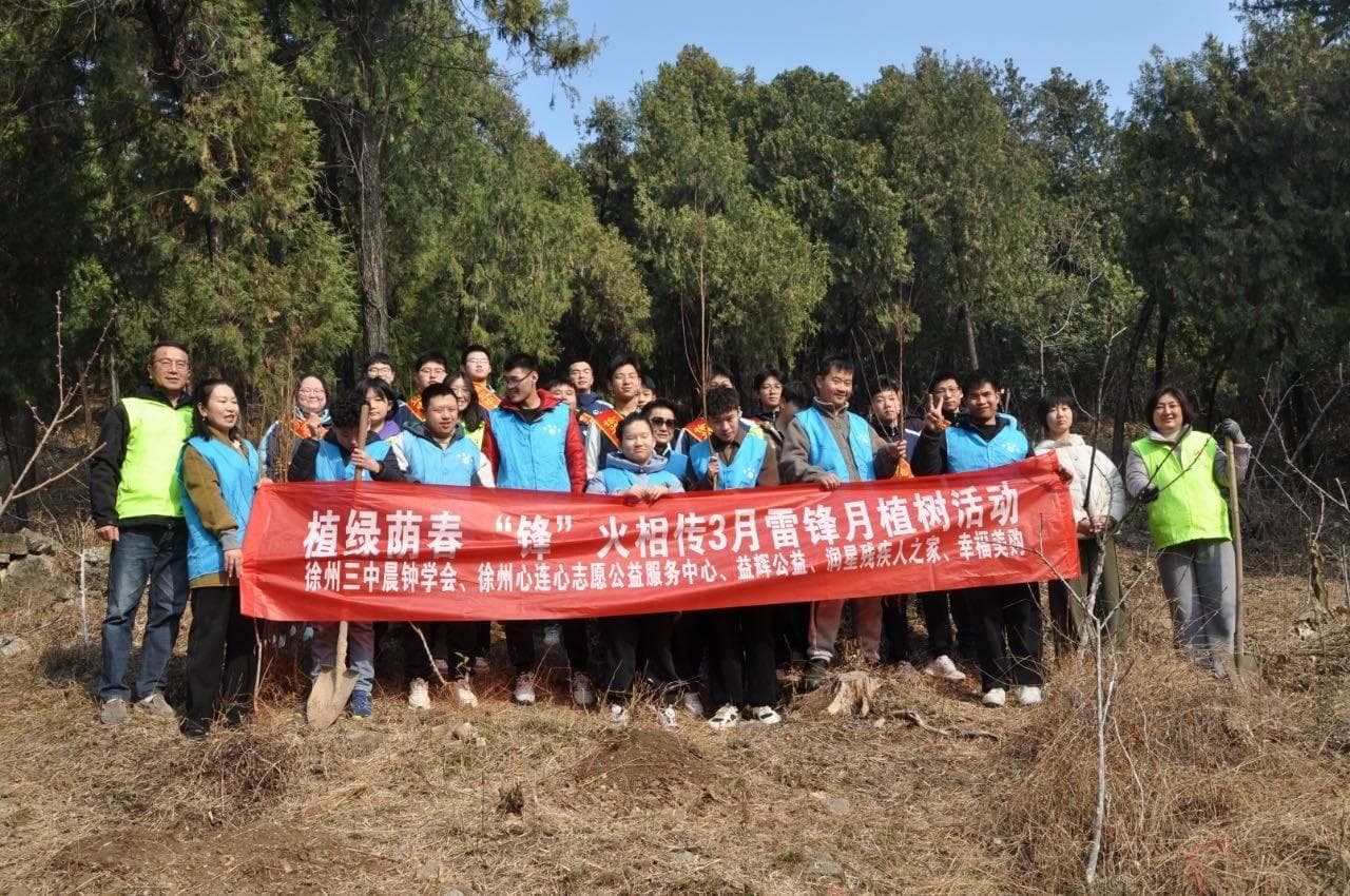 徐州志愿者为骆驼山添新“果”