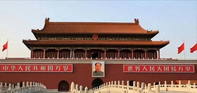 1969年，天安门秘密拆除重建，施工时发现神秘木盒和数枚炮弹