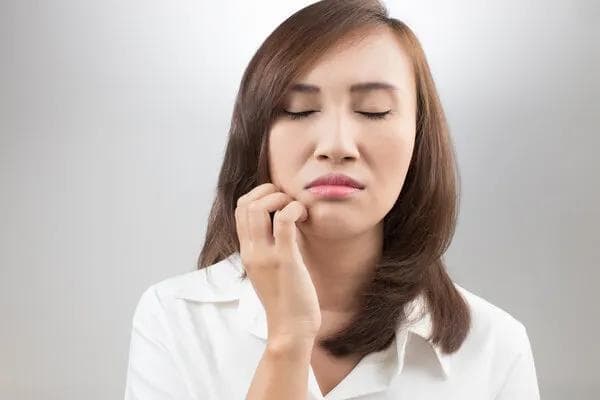 眼角旁边长痘痘的五大原因及应对方法