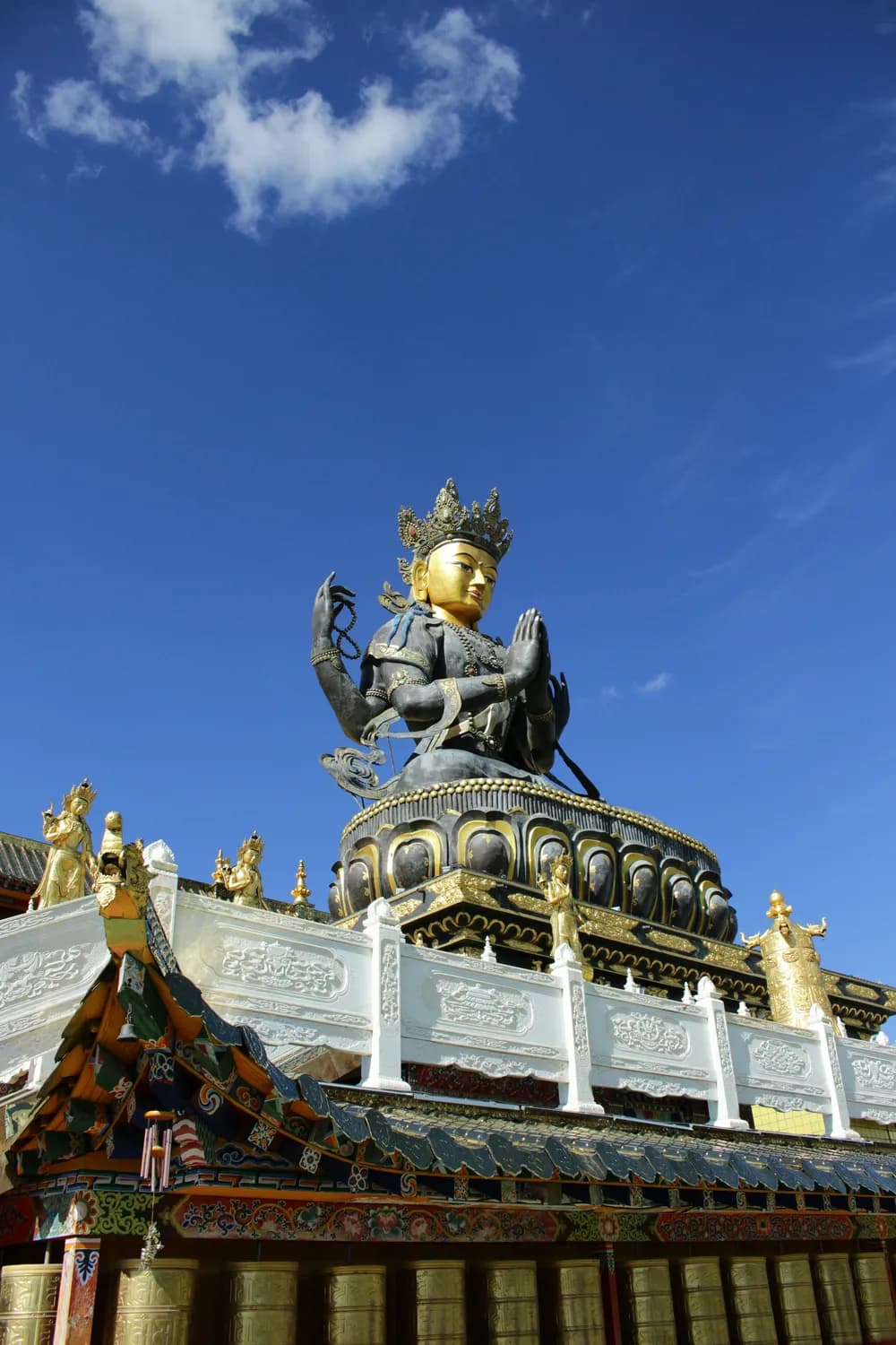 九华山：地藏菩萨道场与全球最大露天铜像