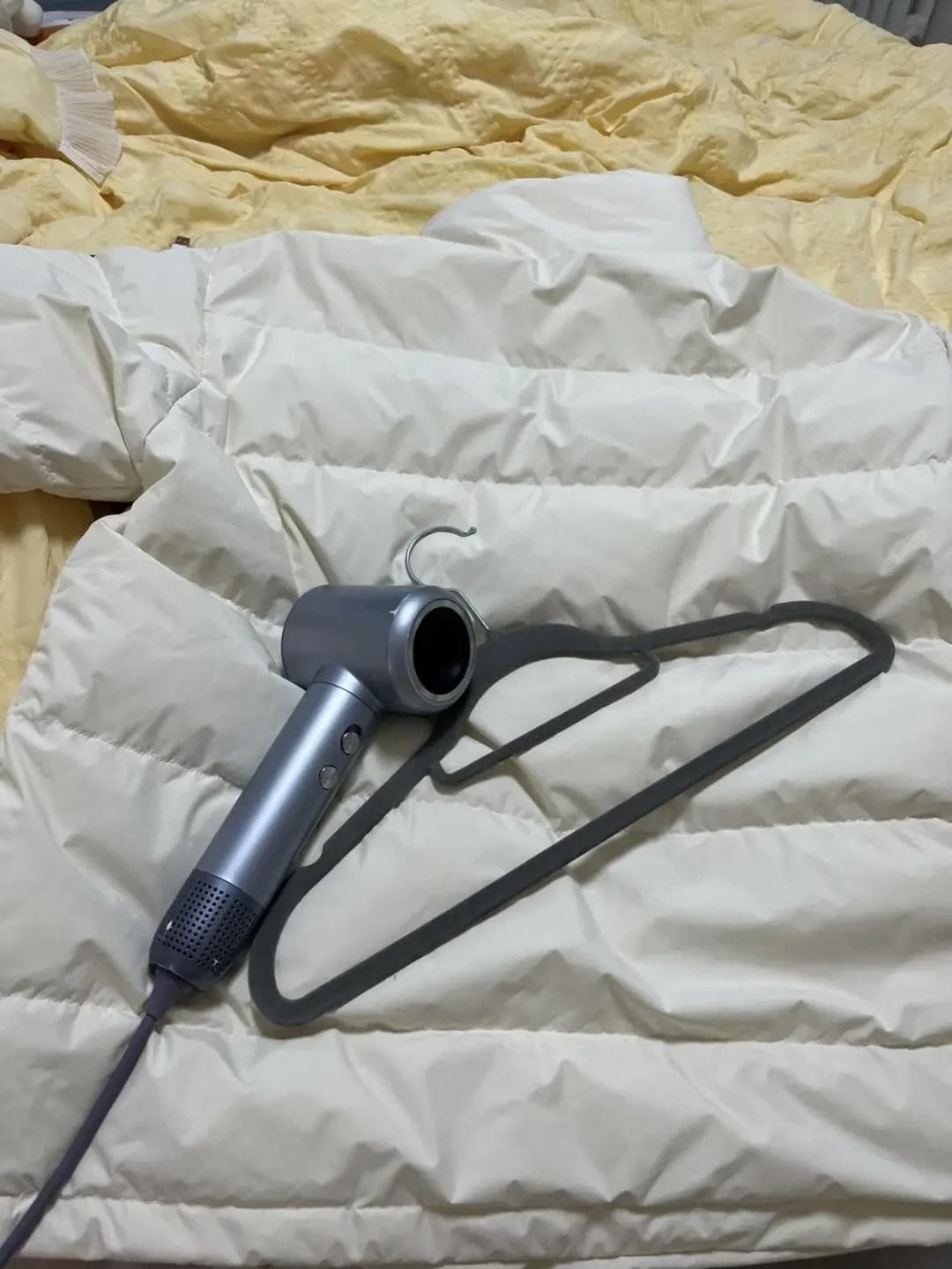 羽绒服快速变蓬松的实用技巧：冷风吹打、膨松剂和家庭秘方