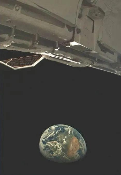 美太空军罕见地公布X-37B机载照片