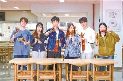 “大学食堂干饭图鉴”等多个词条上热搜