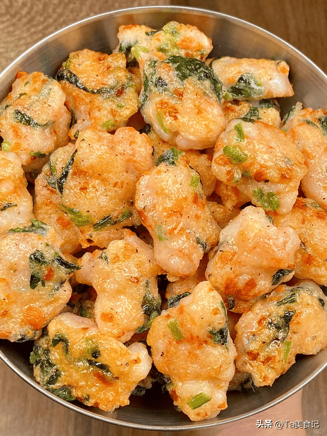 菠菜虾肉一口酥：无油烹饪更健康，三重营养好滋味