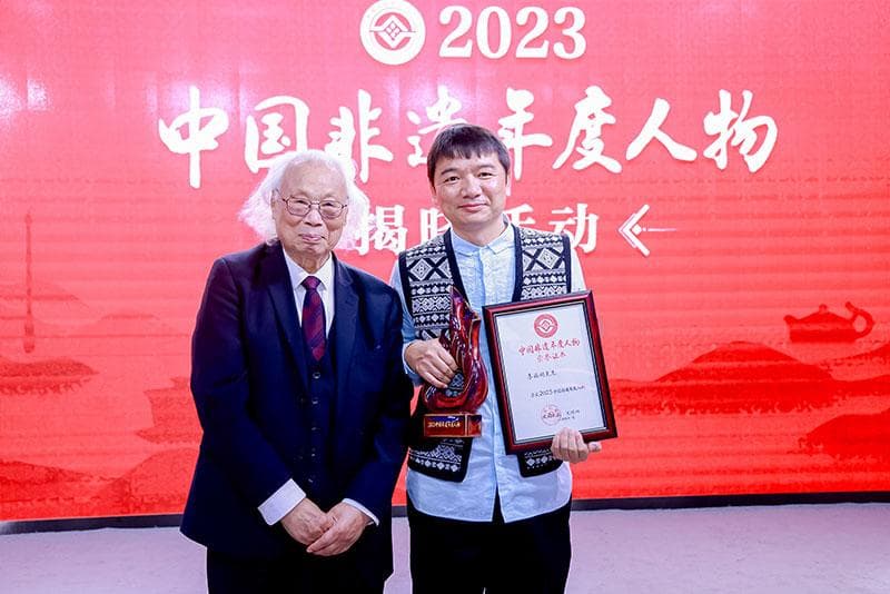 李福明获非遗年度人物，26项专利推动银器技艺创新