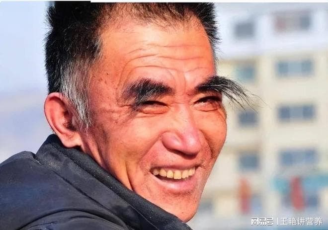 揭秘50岁后男性眉毛变长的真相：长寿预兆还是美丽传说？