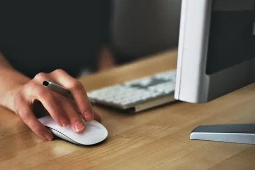 工作的不可替代性：门槛、替换成本与个人能力的综合考量