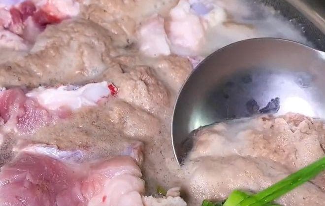 煮肉时的浮沫：脏东西还是精华？一文读懂浮沫的秘密