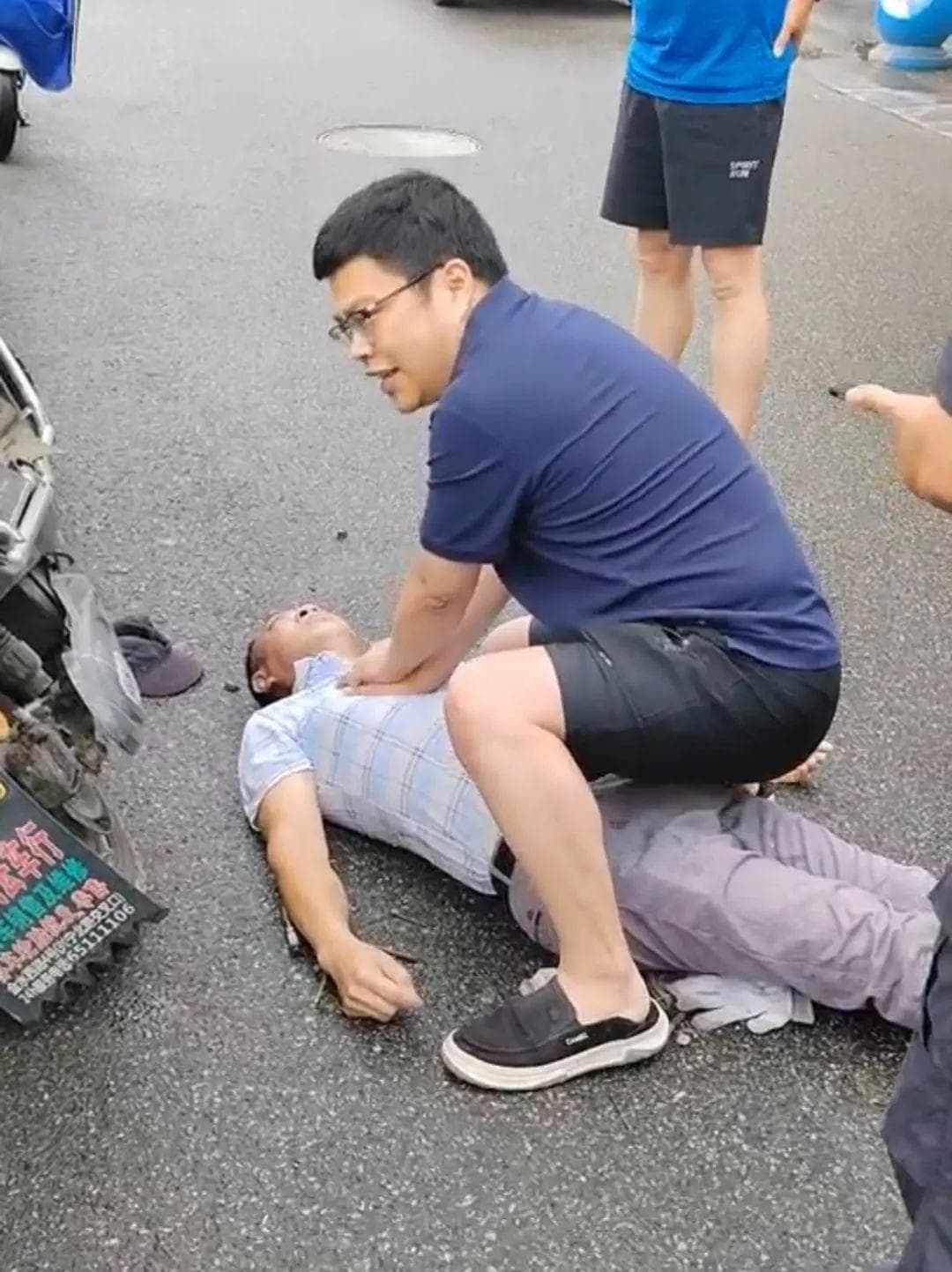 很多人的这一跪，救了一条命！专家：黄金4分钟很关键