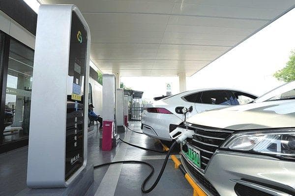 充电桩：桩少车多充电难 价高时长困局现