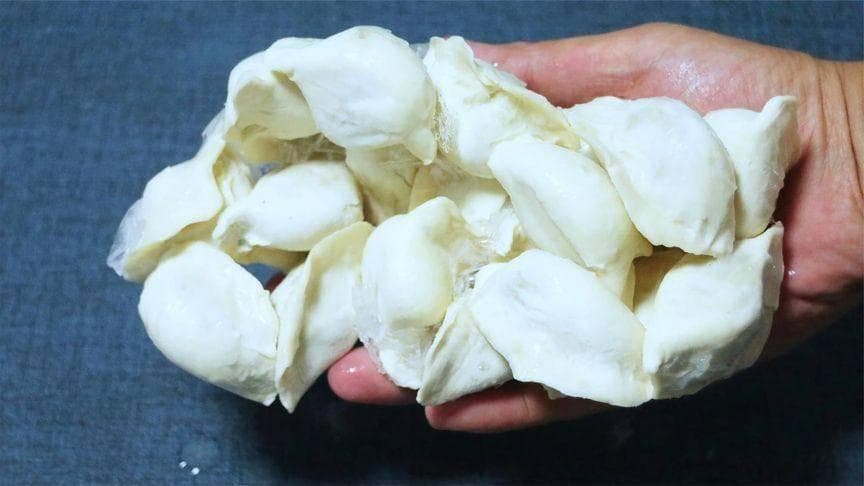 冻饺子粘连有妙招：撒盐浸泡5分钟即可分离
