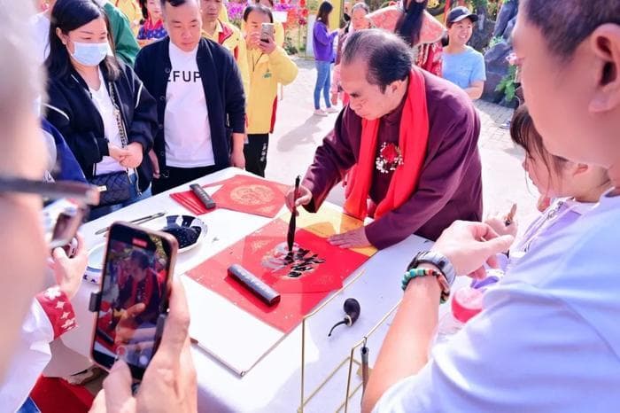 东莞观音山挥春送福活动：百位楹联家现场挥毫，9376幅春联贺新春