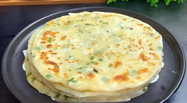 2分钟一张葱油饼，放3天也不硬，柔软多层，今天你吃了没