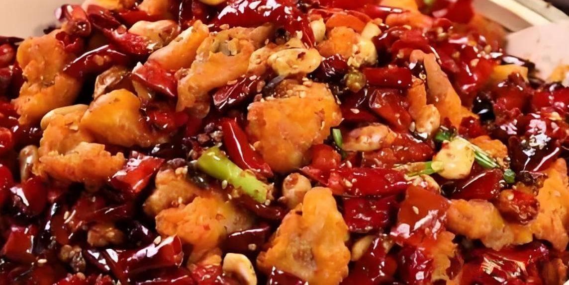 八大湘菜：剁椒鱼头、辣椒炒肉等经典美味，香辣鲜香，味觉盛宴！