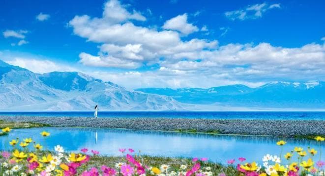 暑期旅游去伊犁怎么玩？伊犁的夏天，无滤镜还能美如画，就算去一万次也不会腻