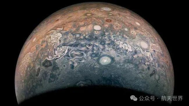 NASA朱诺号探测器最新图像：木星风暴与“土豆”卫星阿玛西娅