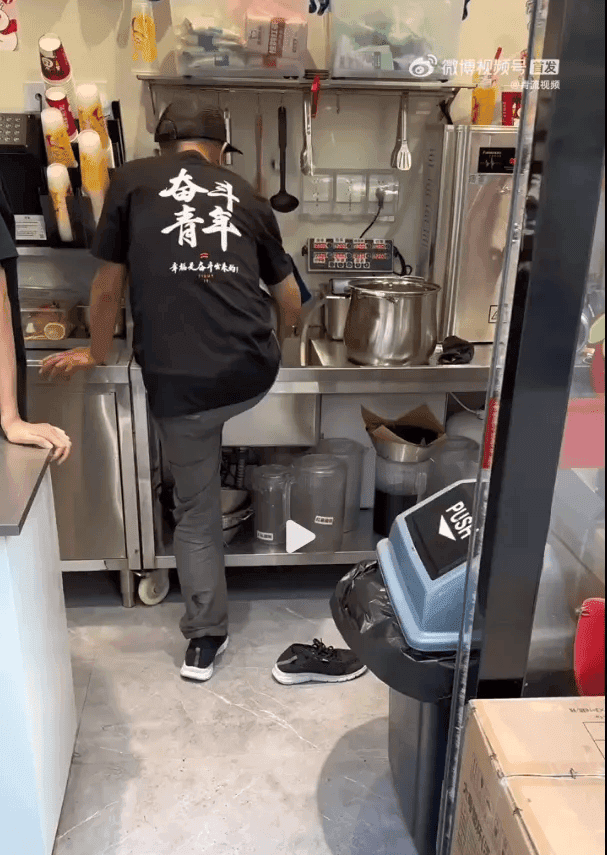 蜜雪冰城员工水池洗脚事件调查：涉事门店已闭店整改