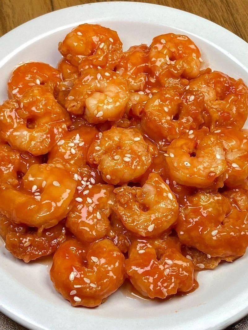 糖醋虾仁，其酸甜可口、外酥里嫩的口感和丰富的营养广受食客欢迎