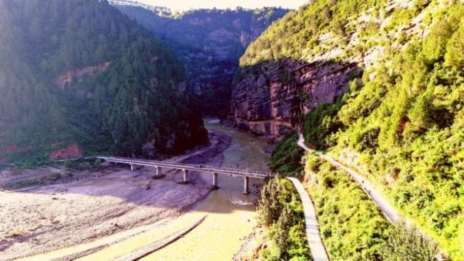 甘肃陇南挂壁公路：悬崖峭壁上的“天路”奇迹
