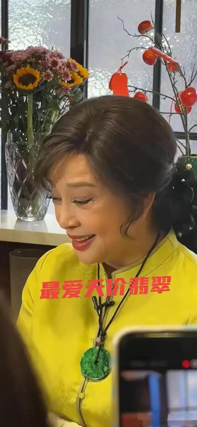 74岁刘晓庆戴天价翡翠，眼凸嘴翘，双手像生冻疮 ，扭头脖子吓人