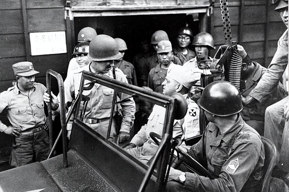 1950年美军中将沃克在朝鲜出车祸身亡，肇事韩国司机被判三年徒刑