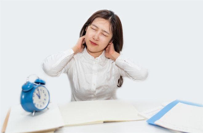 长时间久坐和低头，颈椎怎能受得了？这些保护颈椎的方法学起来